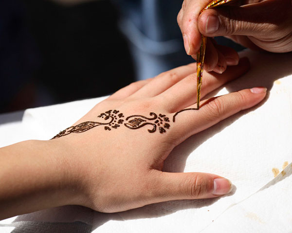 Vẽ Henna – trào lưu phóng khoáng của giới trẻ Đà Nẵng 