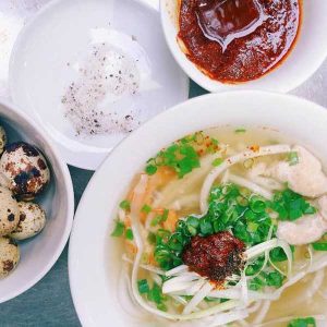 banh canh ba doi niu chan du khach hue b